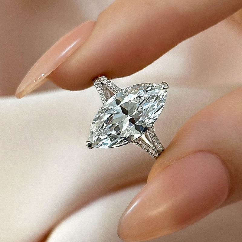 Exquisiter Ring mit geteiltem Schaft und Marquiseschliff