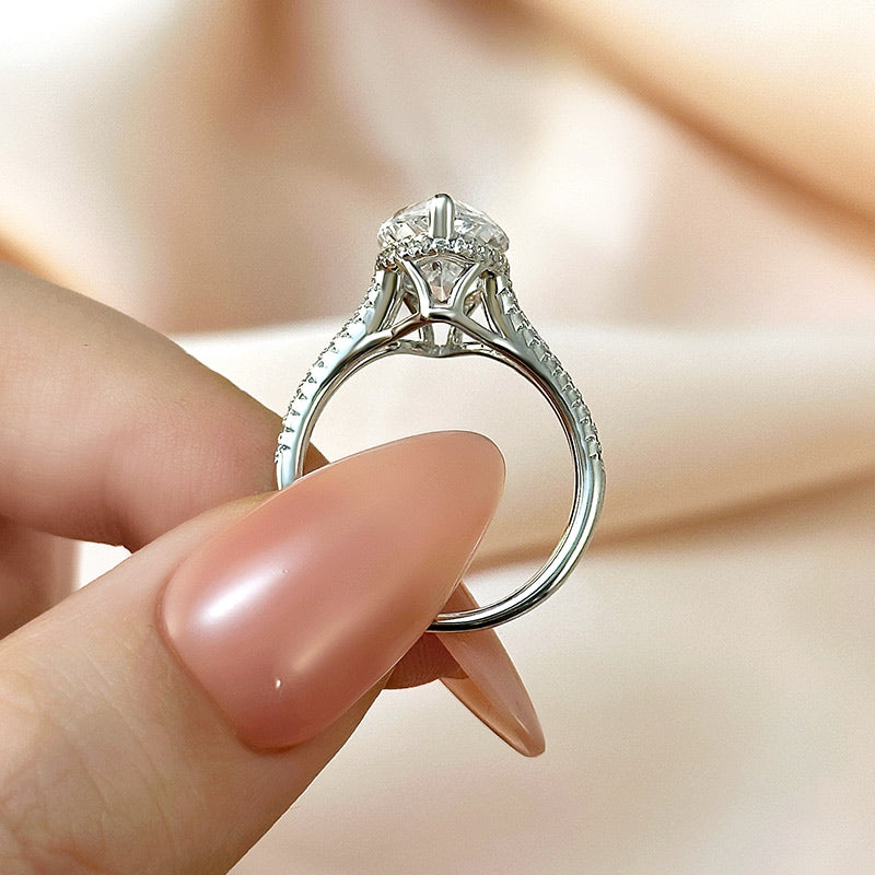 Exquisiter Ring mit geteiltem Schaft und Marquiseschliff