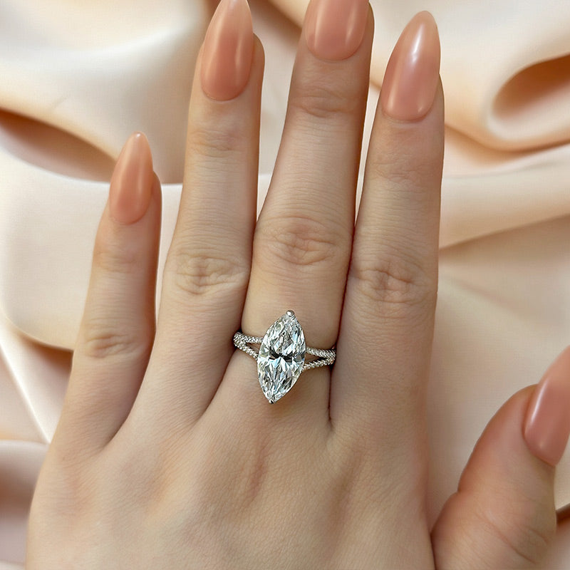 Exquisiter Ring mit geteiltem Schaft und Marquiseschliff