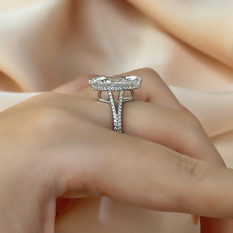 Exquisiter Ring mit geteiltem Schaft und Marquiseschliff