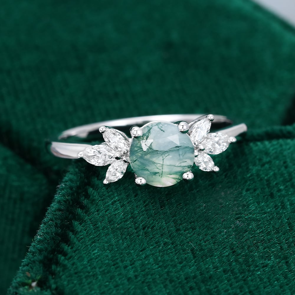 Verlobungsring aus Moosachat im Rundschliff mit Marquise-Moissanit-Cluster