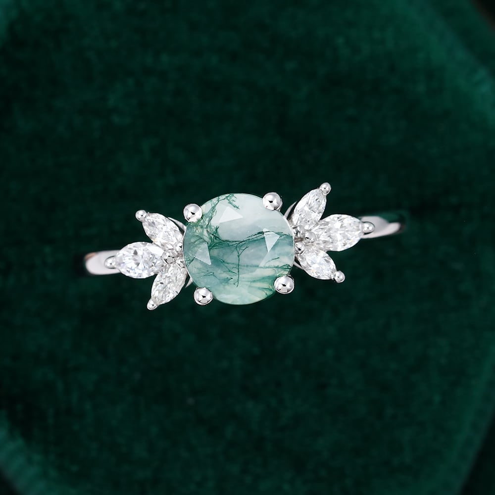 Verlobungsring aus Moosachat im Rundschliff mit Marquise-Moissanit-Cluster