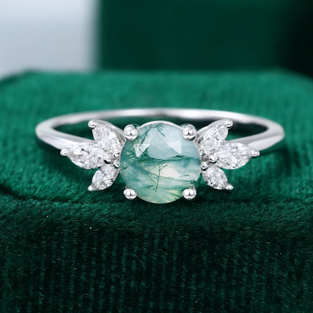 Verlobungsring aus Moosachat im Rundschliff mit Marquise-Moissanit-Cluster