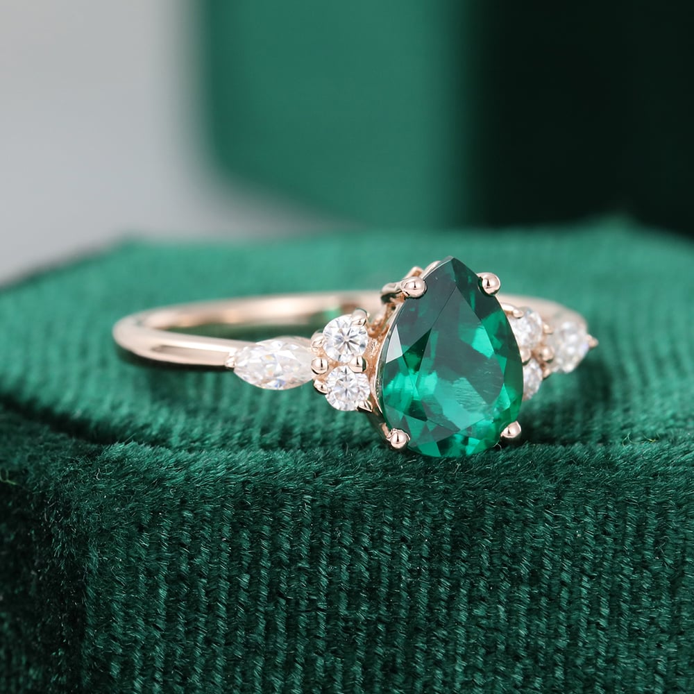 Verlobungsring mit Smaragd im Birnenschliff, klassischer Ring mit Seitensteinen