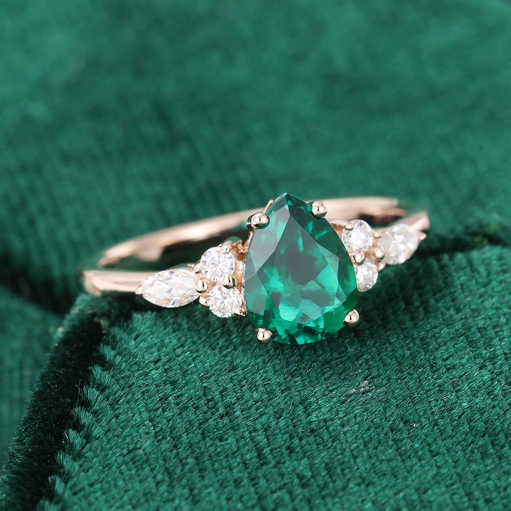 Verlobungsring mit Smaragd im Birnenschliff, klassischer Ring mit Seitensteinen