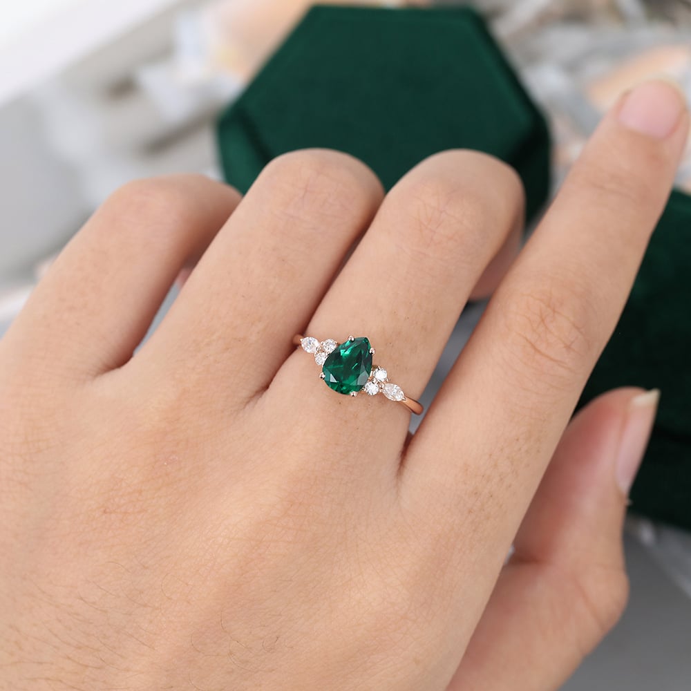 Verlobungsring mit Smaragd im Birnenschliff, klassischer Ring mit Seitensteinen