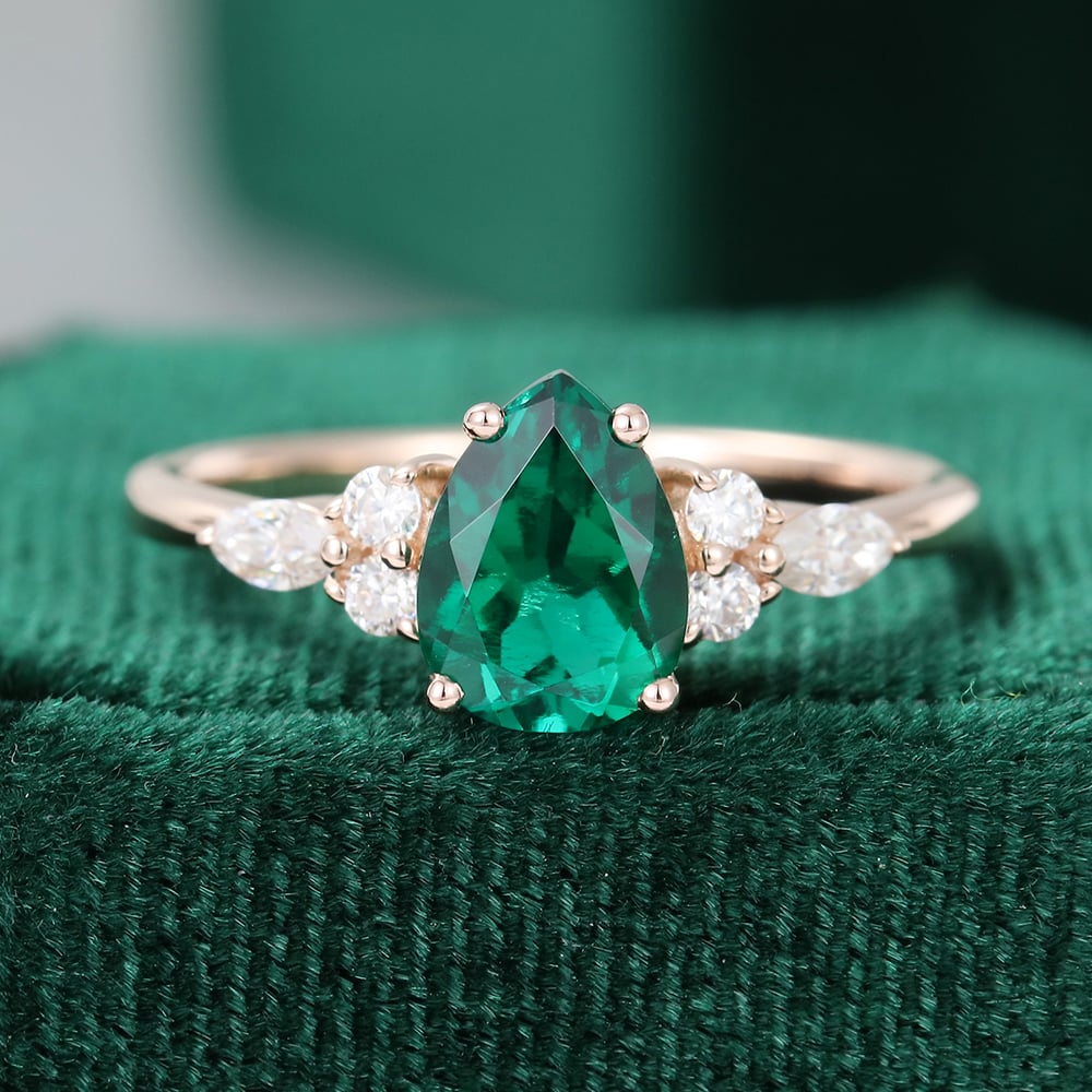 Verlobungsring mit Smaragd im Birnenschliff, klassischer Ring mit Seitensteinen