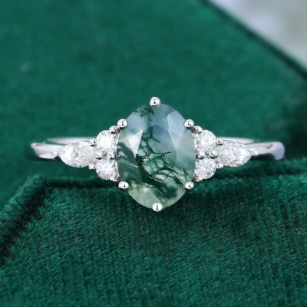 Oval geschliffener Moosachat-Verlobungsring mit klassischem Seitenstein