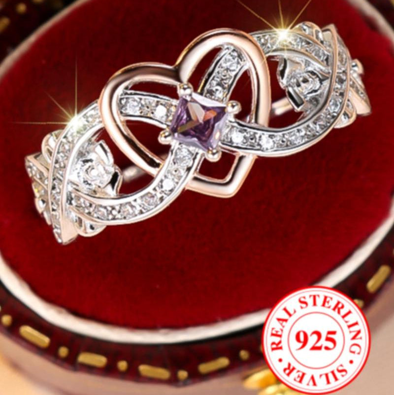 Silberner eleganter Ring mit Strassverzierung
