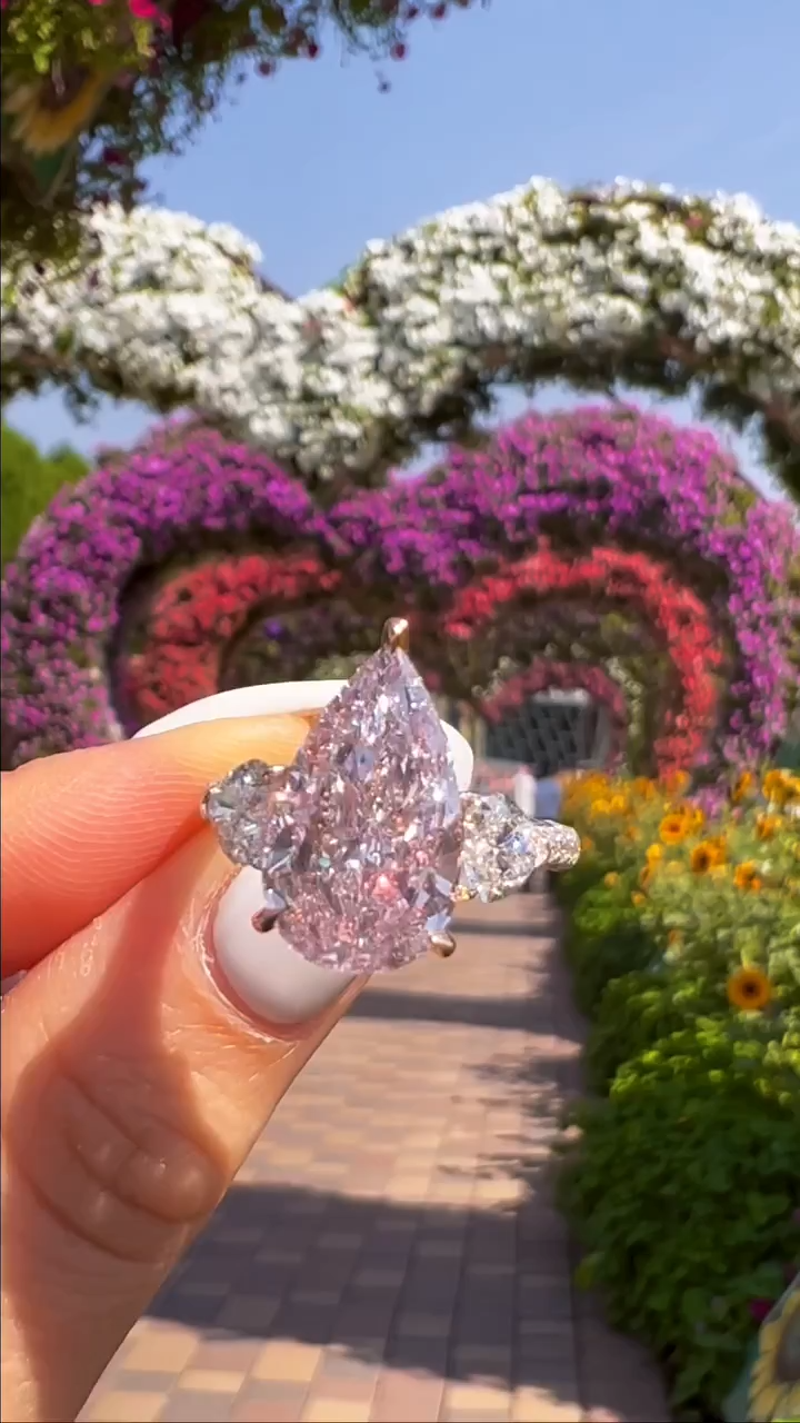 Wunderschöner Verlobungsring mit rosa Saphir im Birnenschliff und drei Steinen
