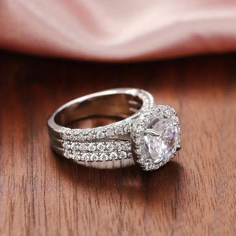 Luxuriöser Pavé-Ring aus 925er Sterlingsilber mit dreireihigem Design